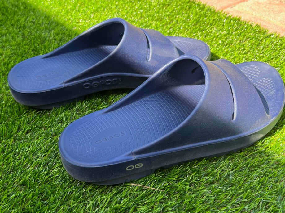 A pair of OOFOS Recovery Slides.
