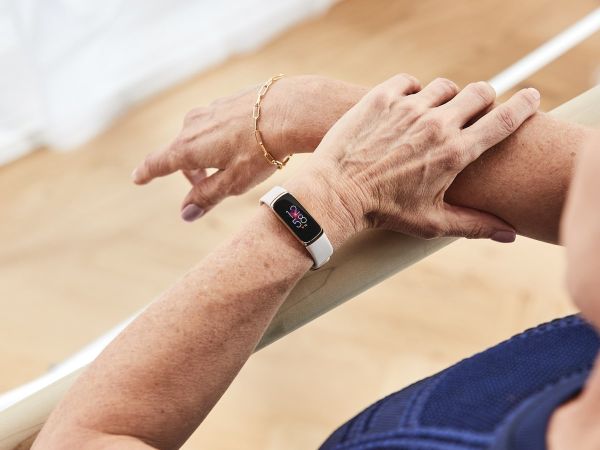 Fitbit Luxe  Garage Gym Reviews
