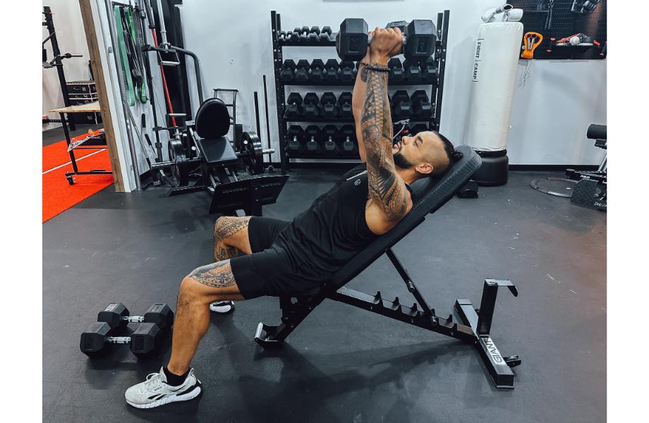 man on giant 2z adjustable bench doing an incline fly