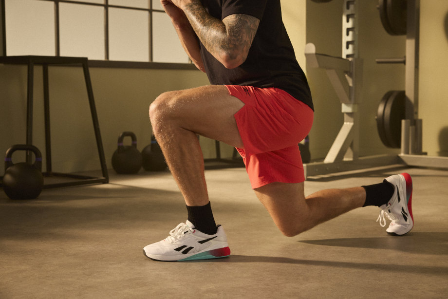 A man does lunges to prep for the Reebok Nano X5 Review