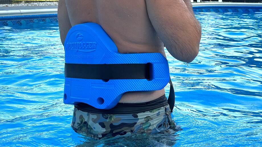 A close look at our tester in a pool using an AquaJogger Belt