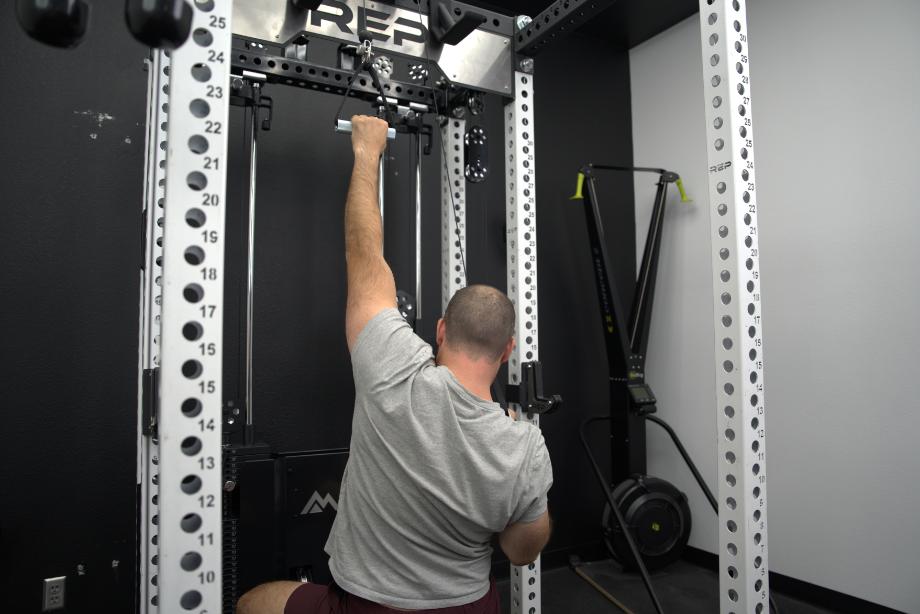 Man using the REP Ares 2.0 dual pulleys for unilateral work