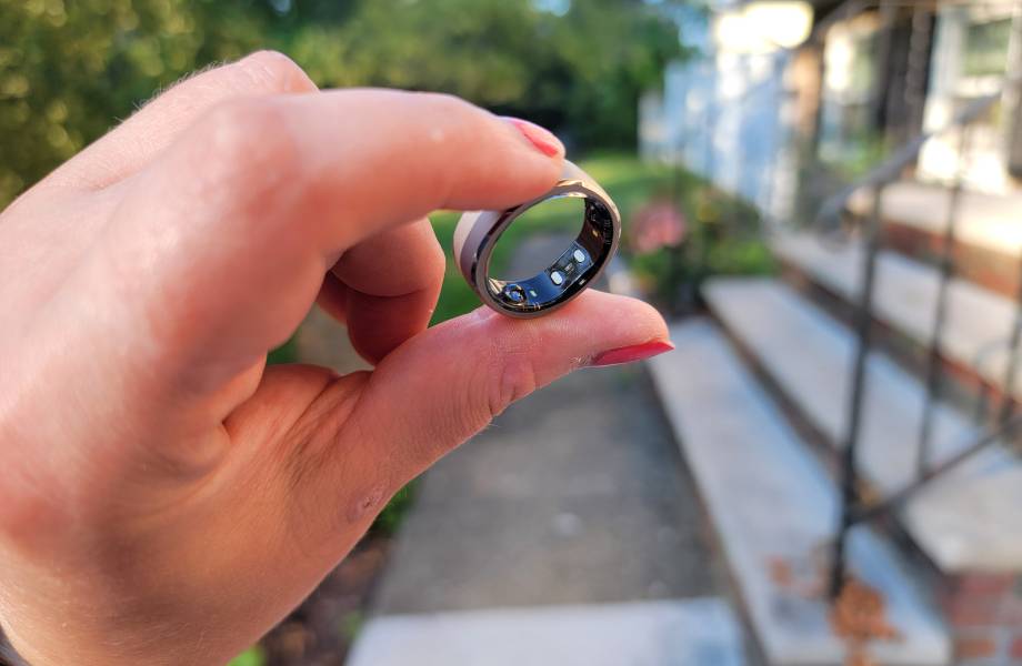 A person hold up a RingConn smart ring to view the interior