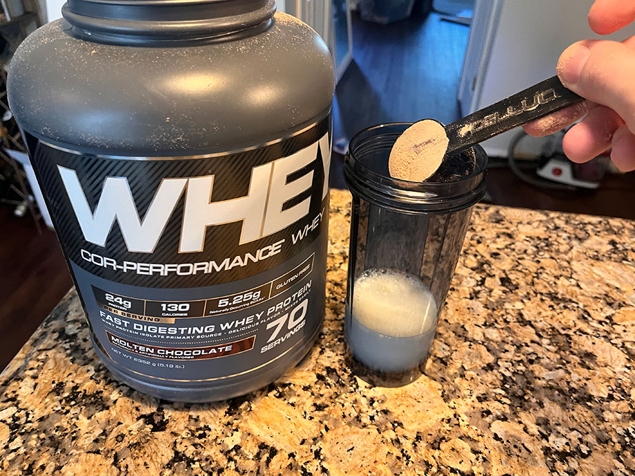 scoop-of-cellucor-whey-next-to-tub