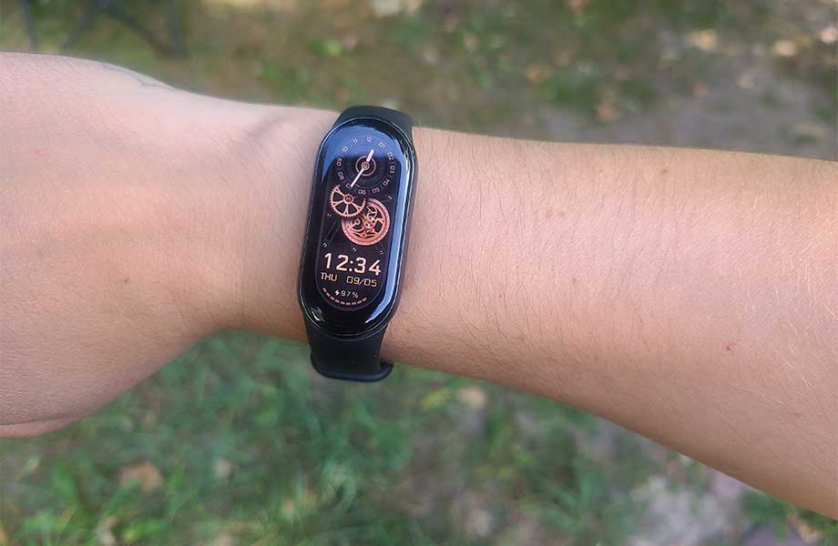 person wearing xiaomi smart band 8 fitness tracker