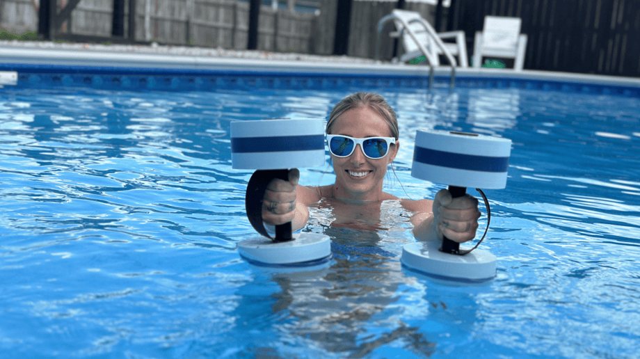 Lindsay Scheele, CPT holding Sportneer Dumbbells