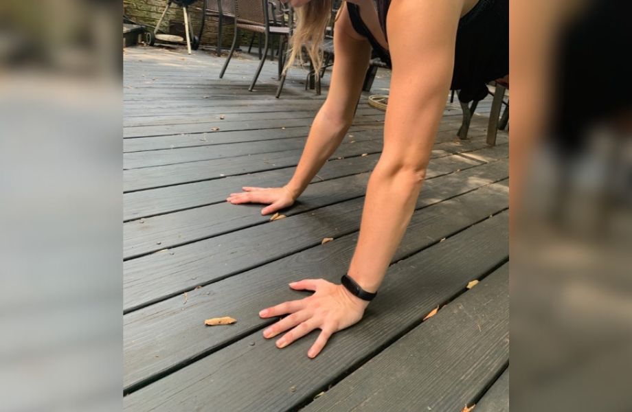 woman performing plank outdoors wearing xiaomi mi smart band 6