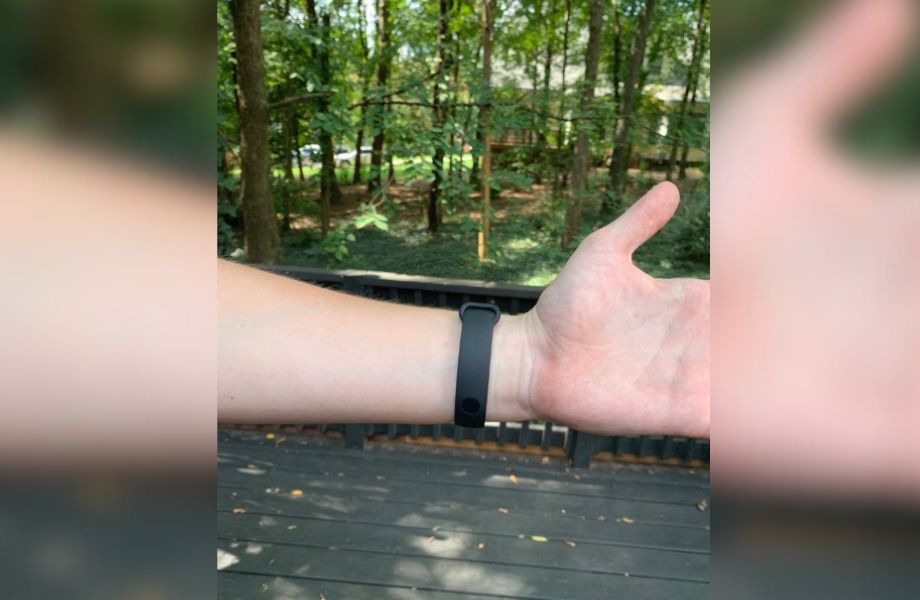 Woman wearing Xiaomi Mi Smart Band 6 showing closure